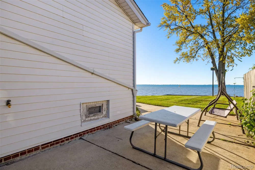 9669 Dixie Highway Ira Township, MI 48023
