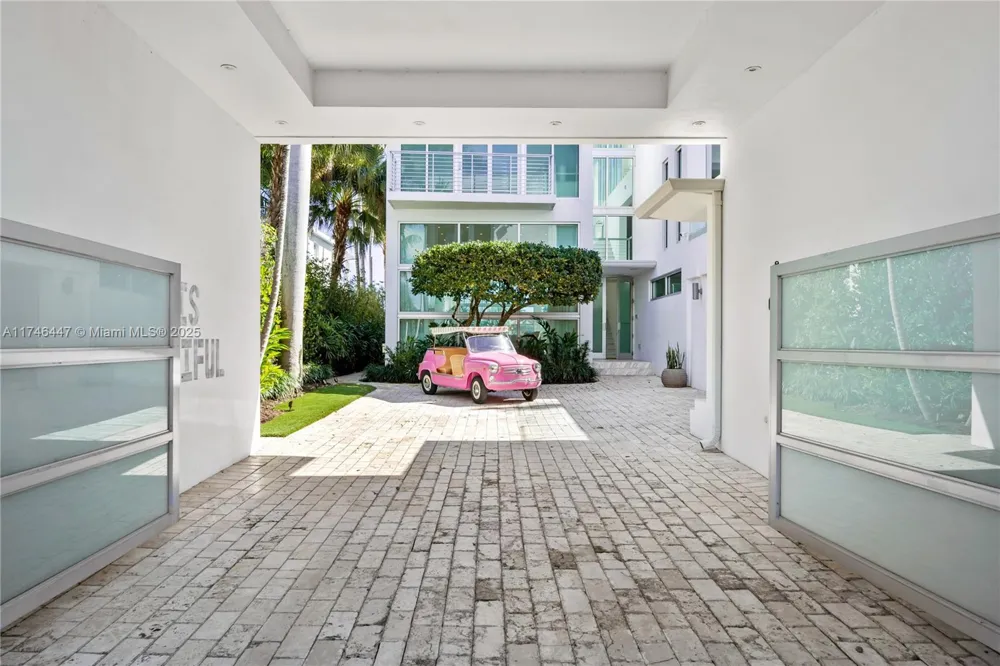 227 E DILIDO DR Miami Beach, FL 33139