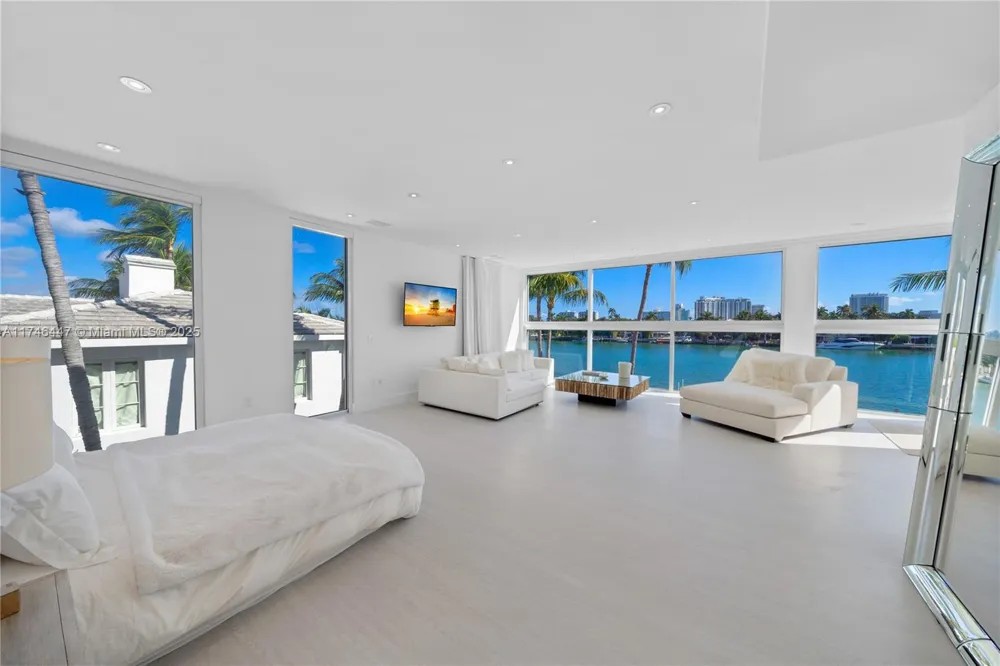 227 E DILIDO DR Miami Beach, FL 33139