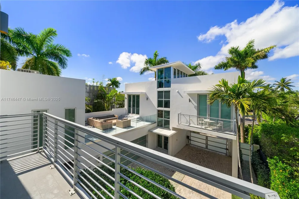 227 E DILIDO DR Miami Beach, FL 33139
