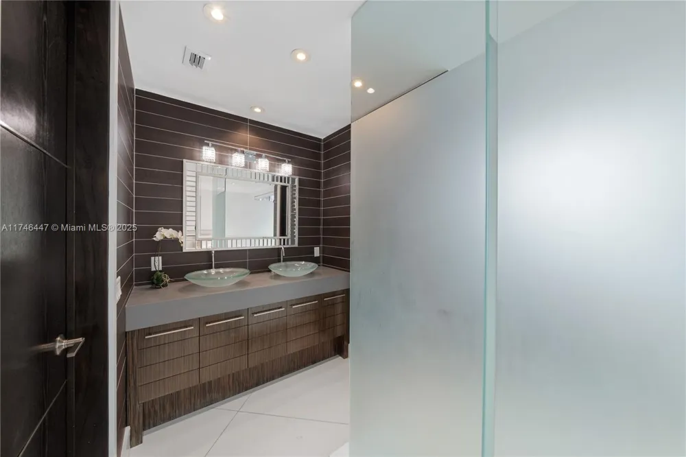 227 E DILIDO DR Miami Beach, FL 33139