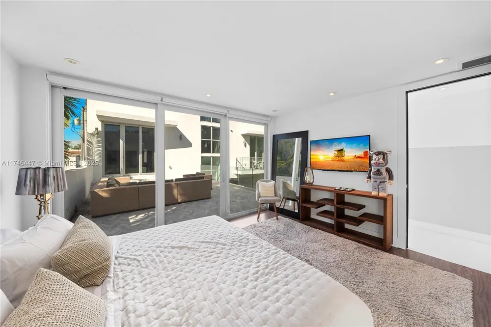 227 E DILIDO DR Miami Beach, FL 33139