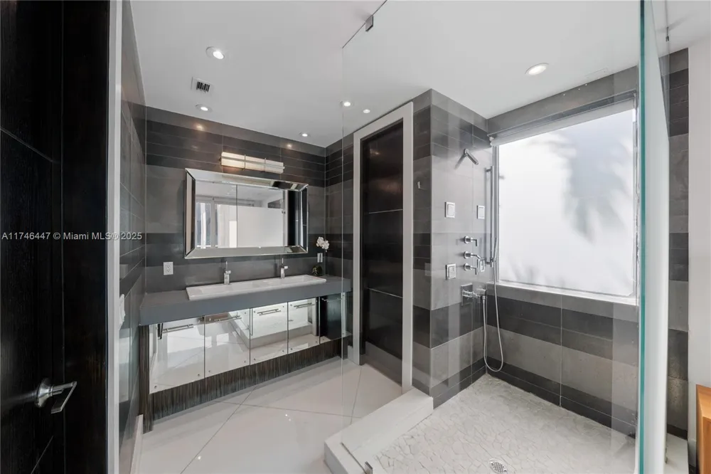 227 E DILIDO DR Miami Beach, FL 33139