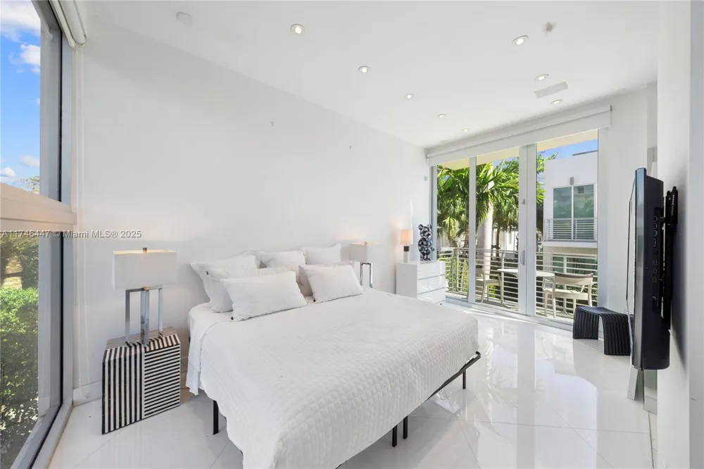 227 E DILIDO DR Miami Beach, FL 33139