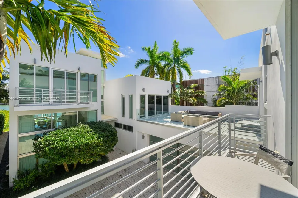 227 E DILIDO DR Miami Beach, FL 33139