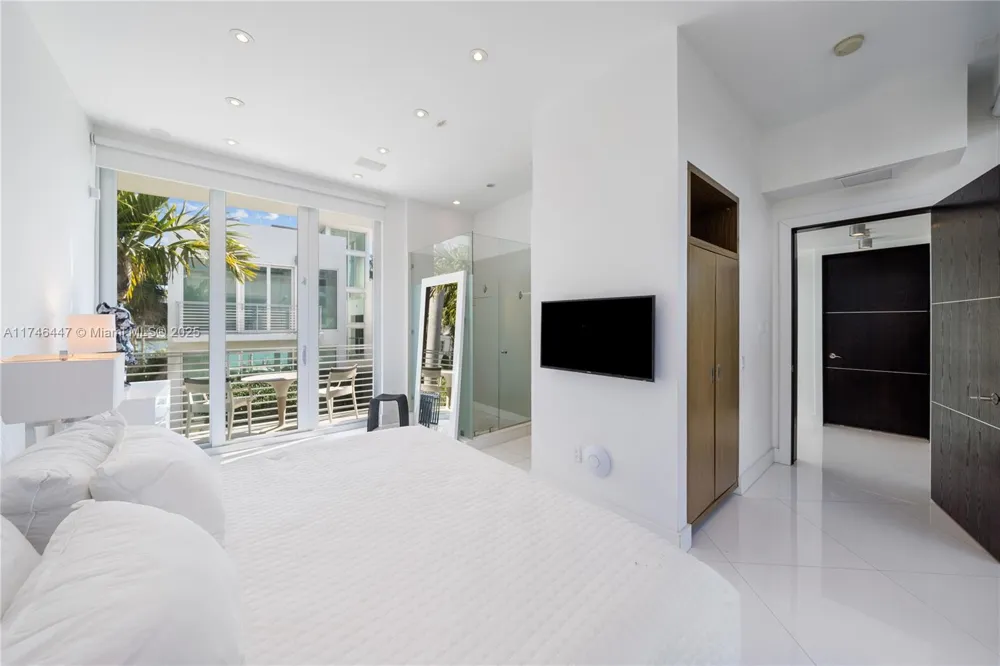 227 E DILIDO DR Miami Beach, FL 33139