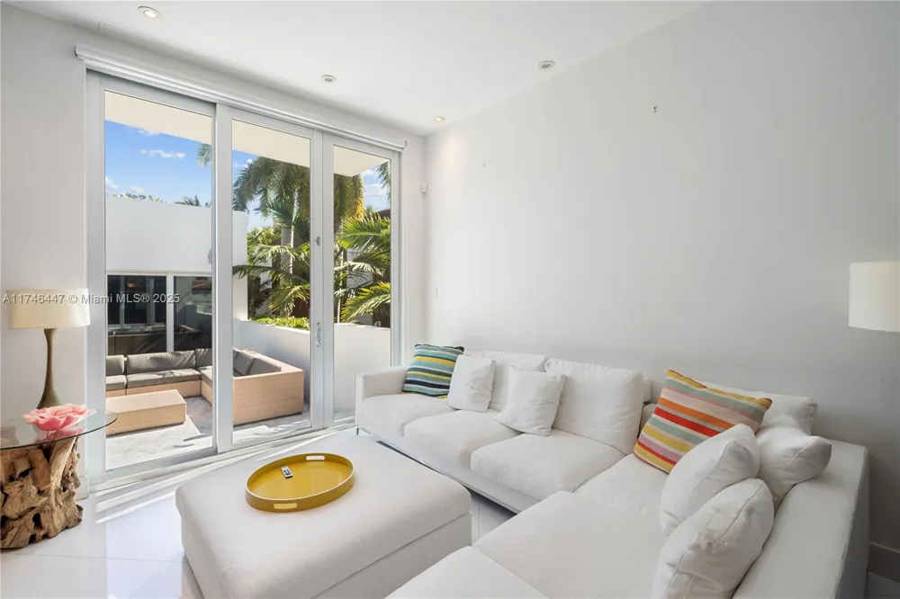 227 E DILIDO DR Miami Beach, FL 33139