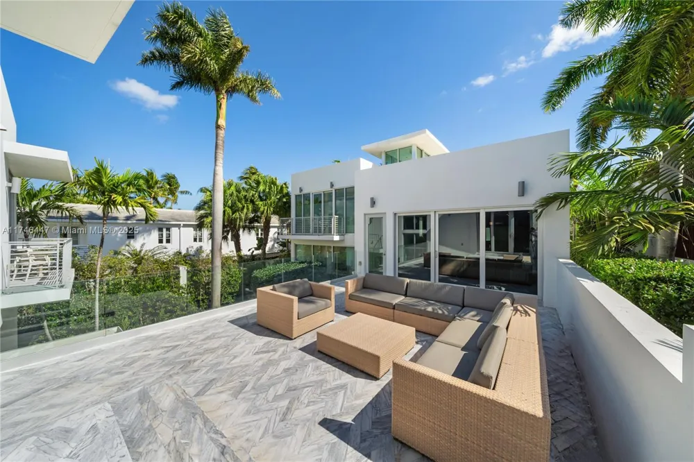 227 E DILIDO DR Miami Beach, FL 33139