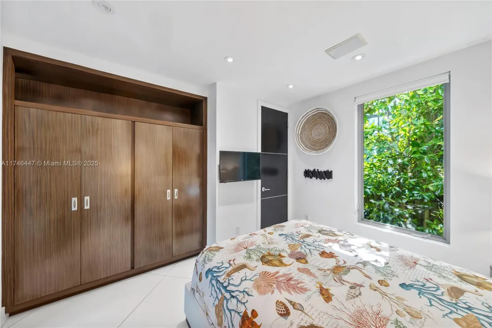 227 E DILIDO DR Miami Beach, FL 33139