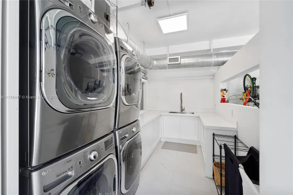 227 E DILIDO DR Miami Beach, FL 33139