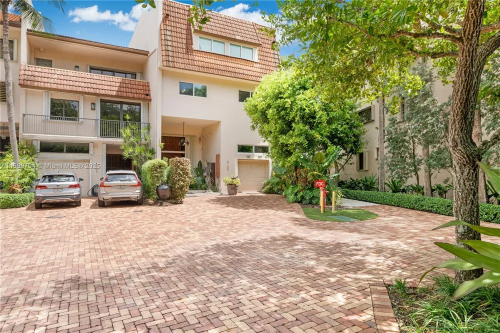 6100 Paradise Point Dr Palmetto Bay, FL 33157