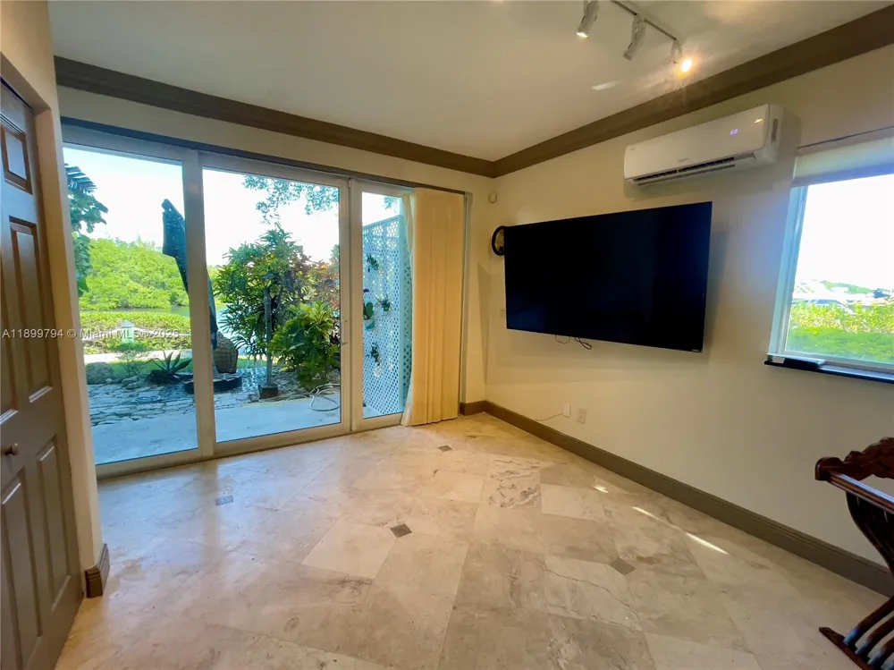 6100 Paradise Point Dr Palmetto Bay, FL 33157