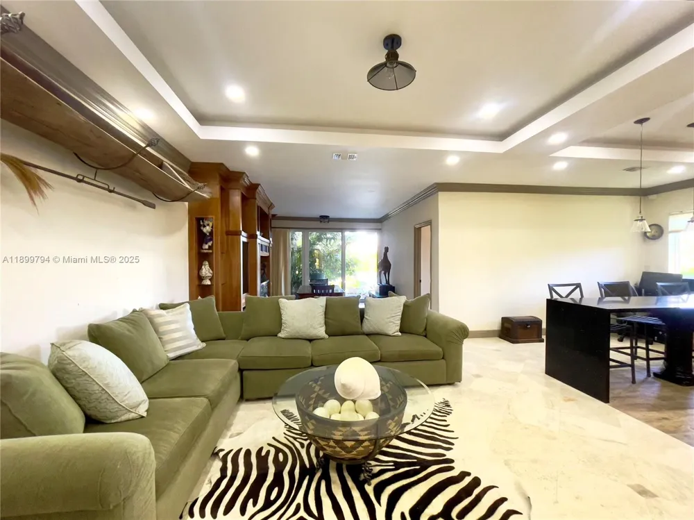 6100 Paradise Point Dr Palmetto Bay, FL 33157
