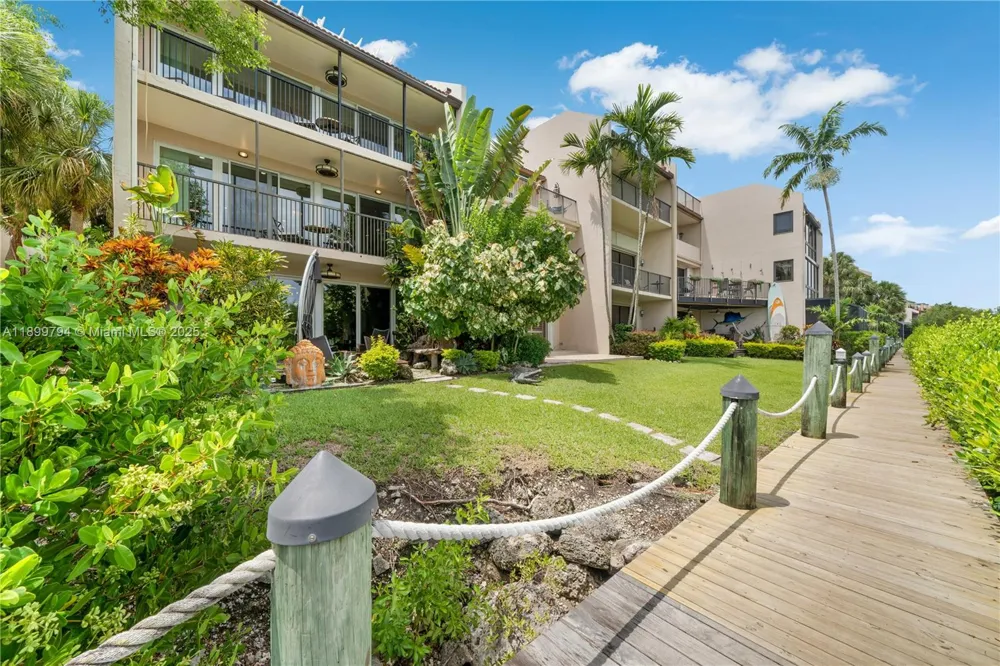 6100 Paradise Point Dr Palmetto Bay, FL 33157