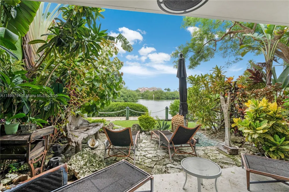 6100 Paradise Point Dr Palmetto Bay, FL 33157