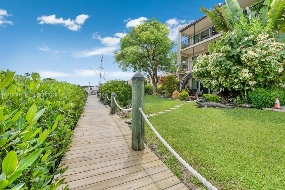 6100 Paradise Point Dr Palmetto Bay, FL 33157