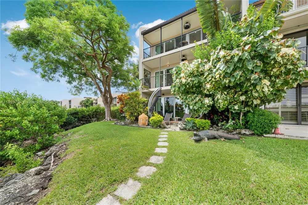 6100 Paradise Point Dr Palmetto Bay, FL 33157