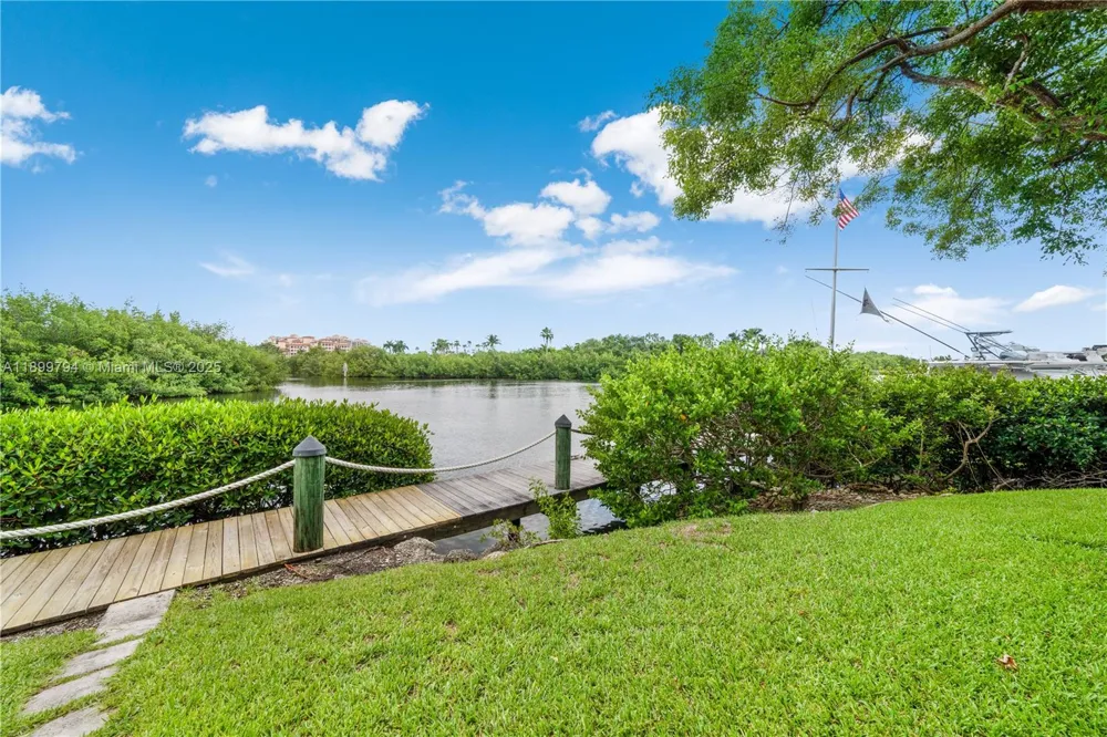 6100 Paradise Point Dr Palmetto Bay, FL 33157
