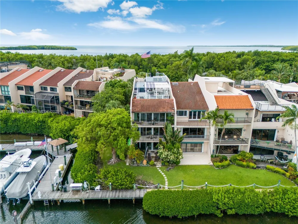 6100 Paradise Point Dr Palmetto Bay, FL 33157