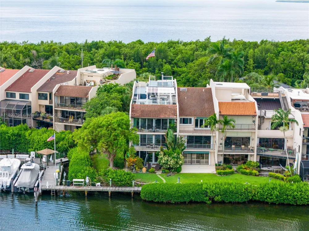 6100 Paradise Point Dr Palmetto Bay, FL 33157