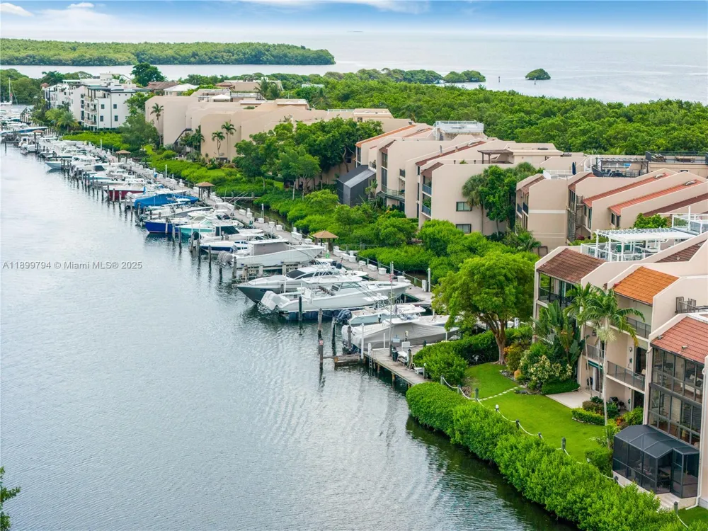 6100 Paradise Point Dr Palmetto Bay, FL 33157