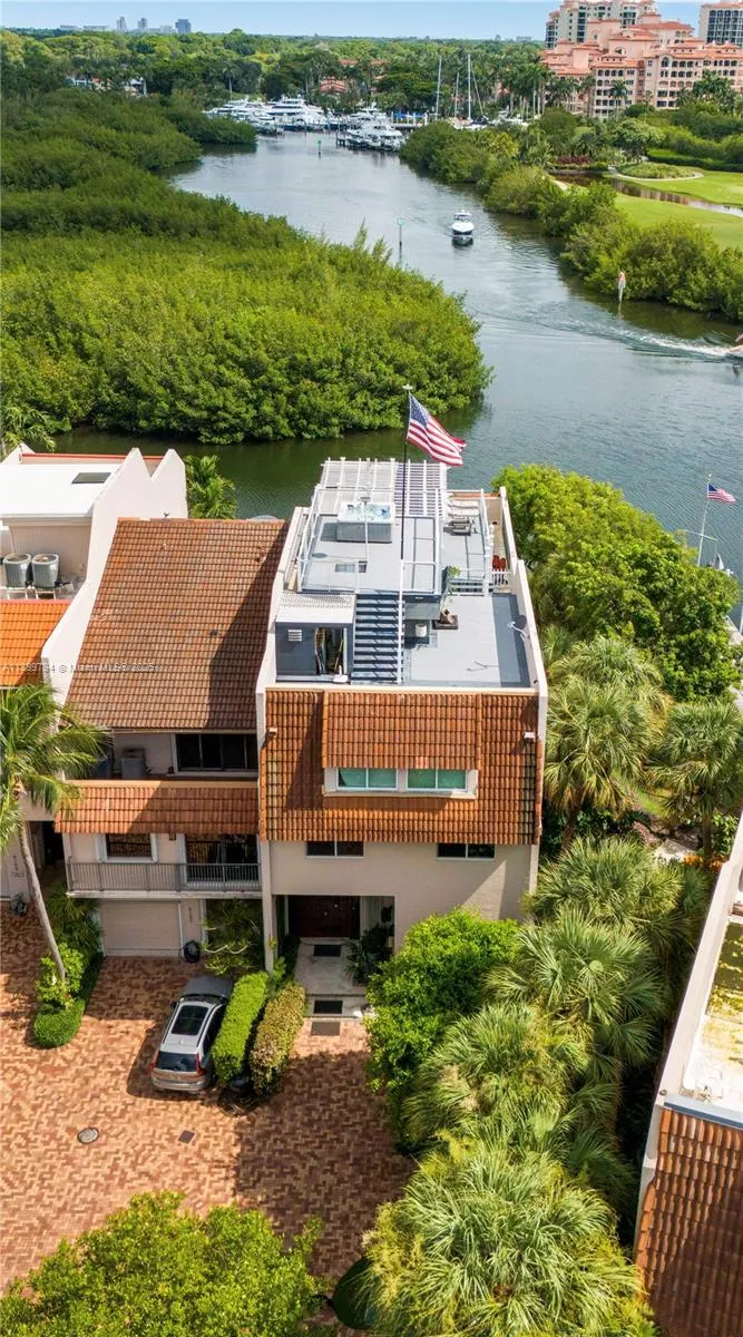 6100 Paradise Point Dr Palmetto Bay, FL 33157