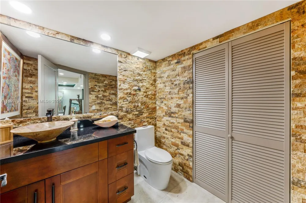 6100 Paradise Point Dr Palmetto Bay, FL 33157