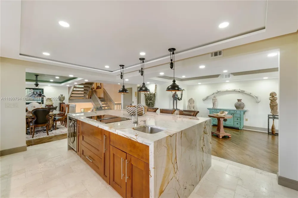 6100 Paradise Point Dr Palmetto Bay, FL 33157