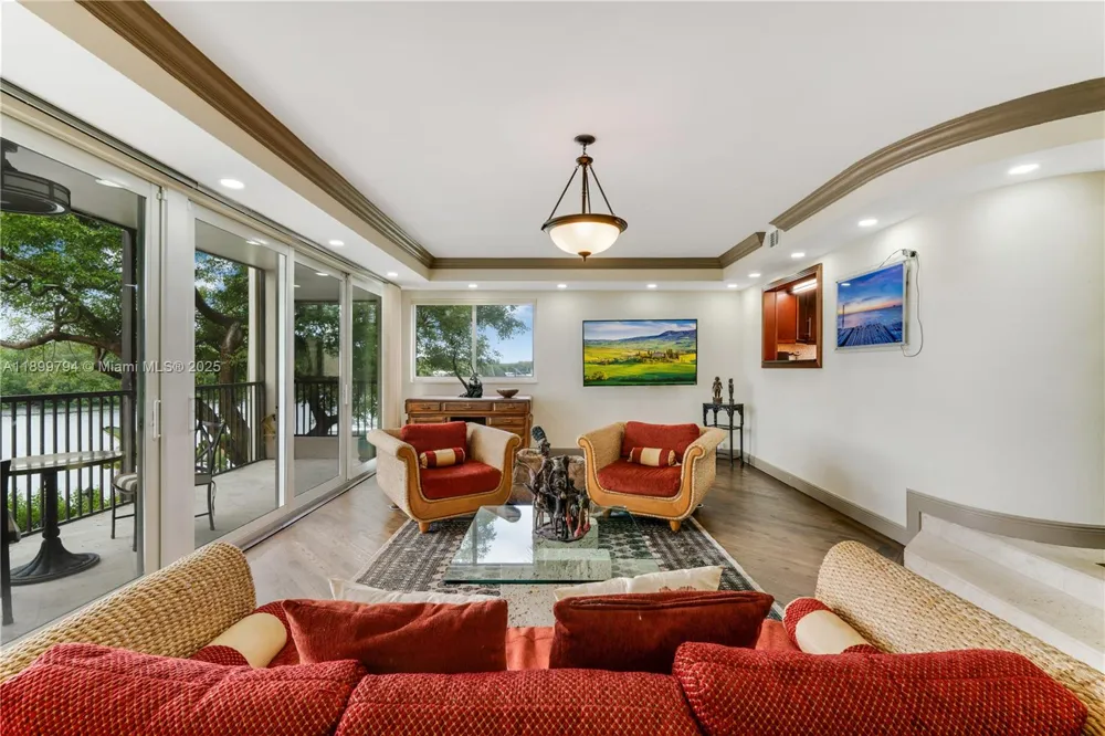 6100 Paradise Point Dr Palmetto Bay, FL 33157
