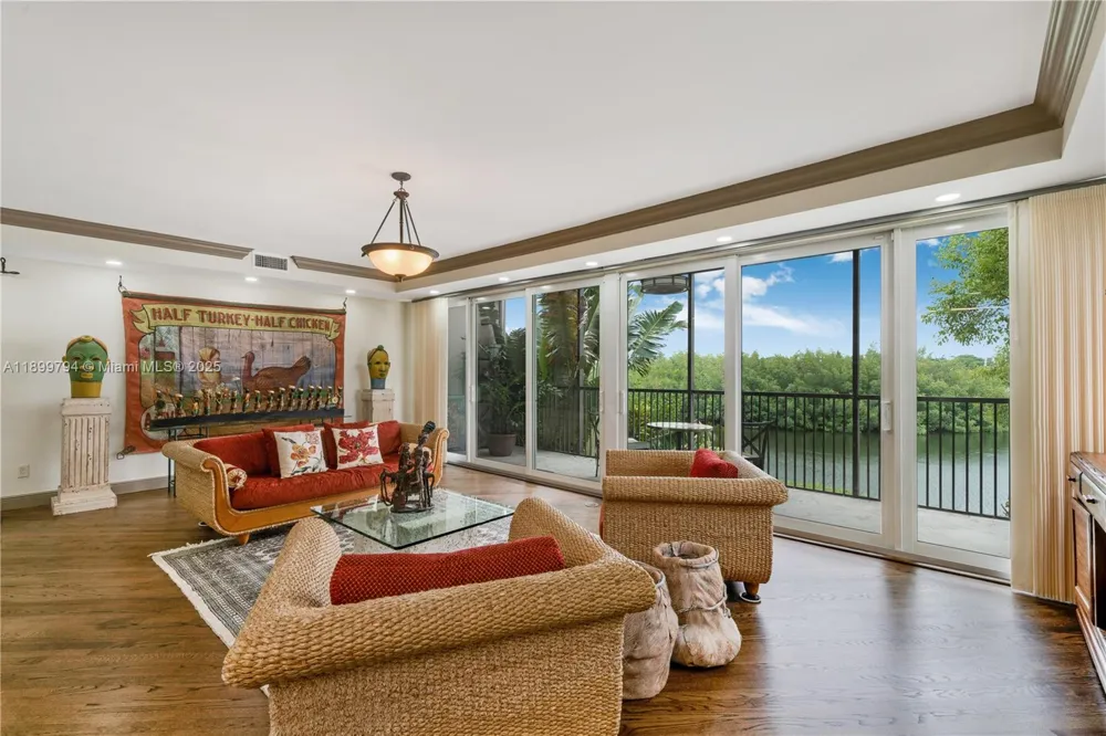 6100 Paradise Point Dr Palmetto Bay, FL 33157