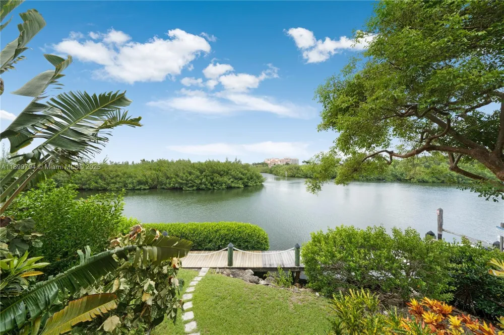 6100 Paradise Point Dr Palmetto Bay, FL 33157