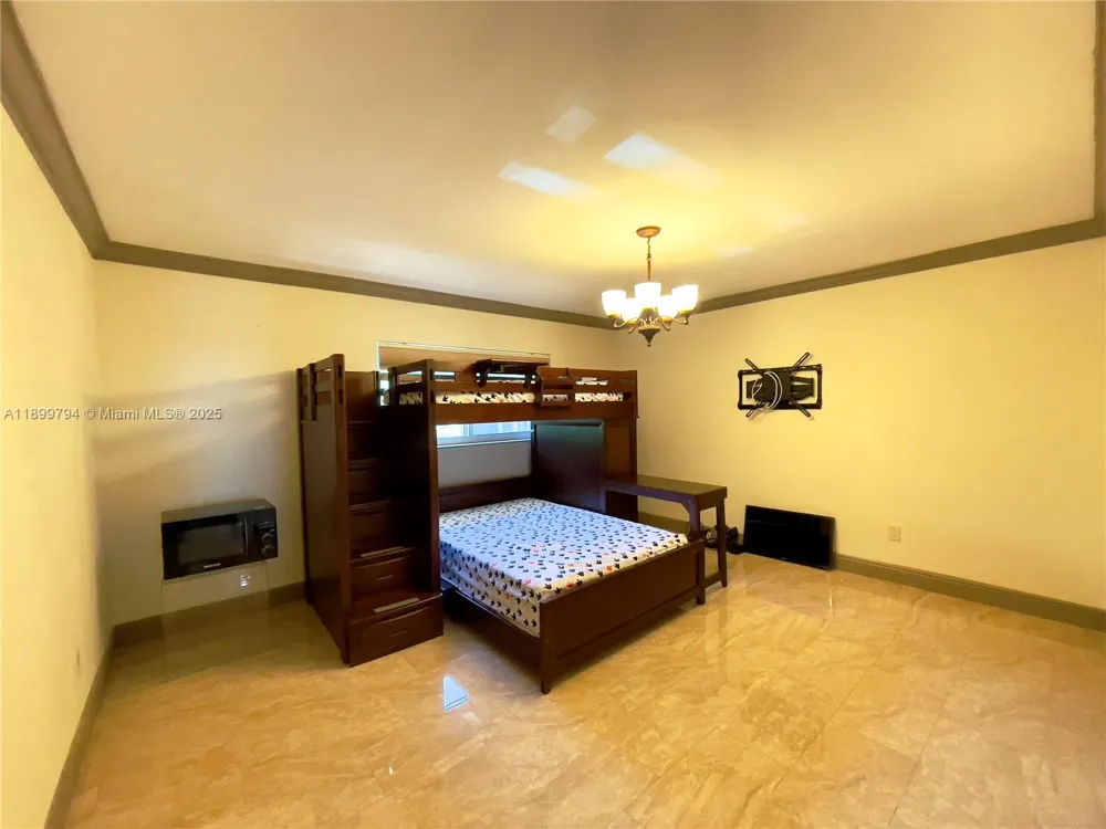 6100 Paradise Point Dr Palmetto Bay, FL 33157