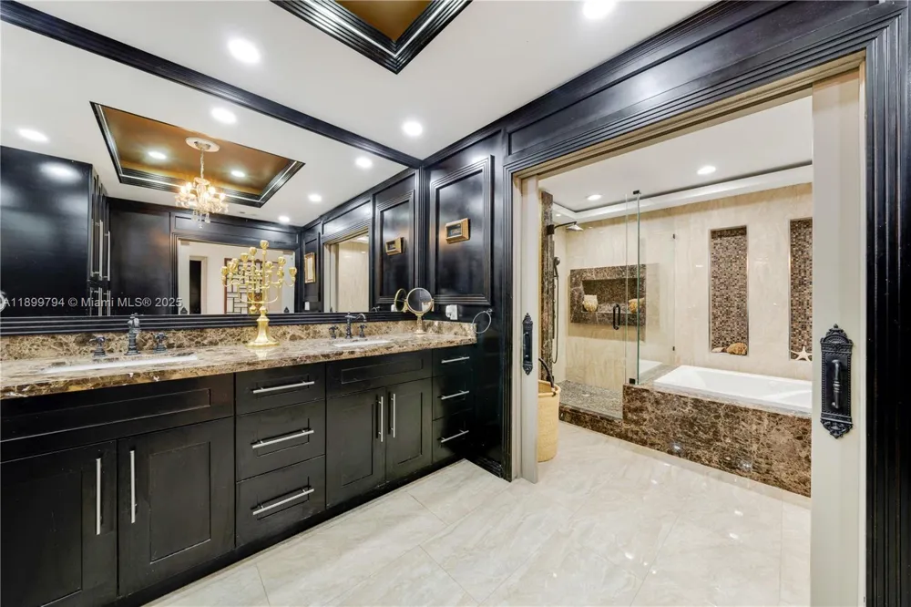 6100 Paradise Point Dr Palmetto Bay, FL 33157