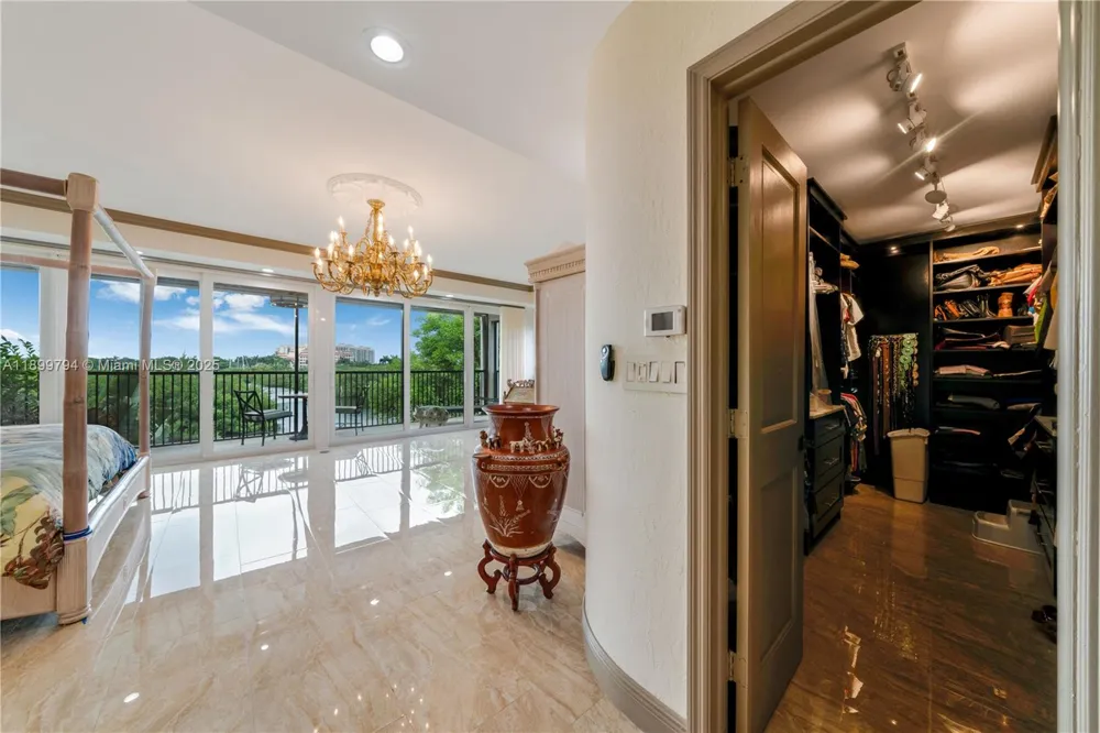 6100 Paradise Point Dr Palmetto Bay, FL 33157