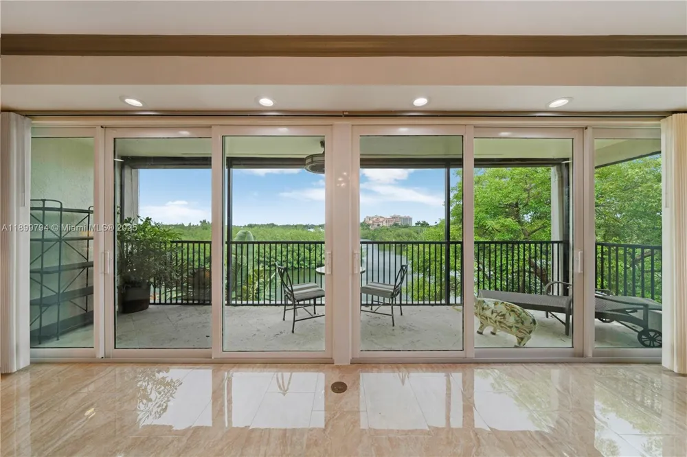 6100 Paradise Point Dr Palmetto Bay, FL 33157