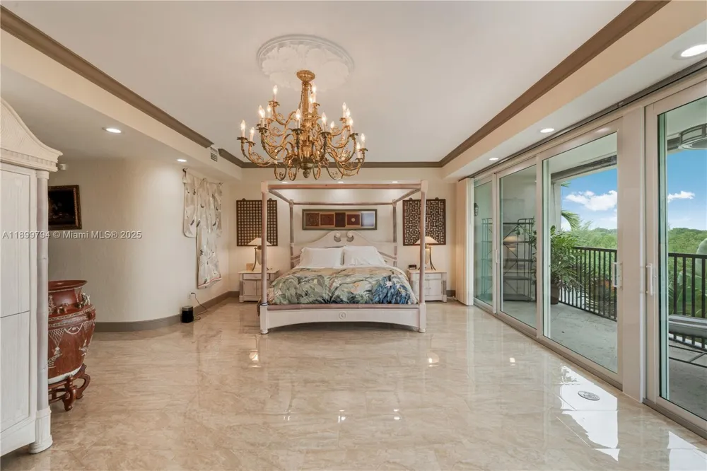 6100 Paradise Point Dr Palmetto Bay, FL 33157