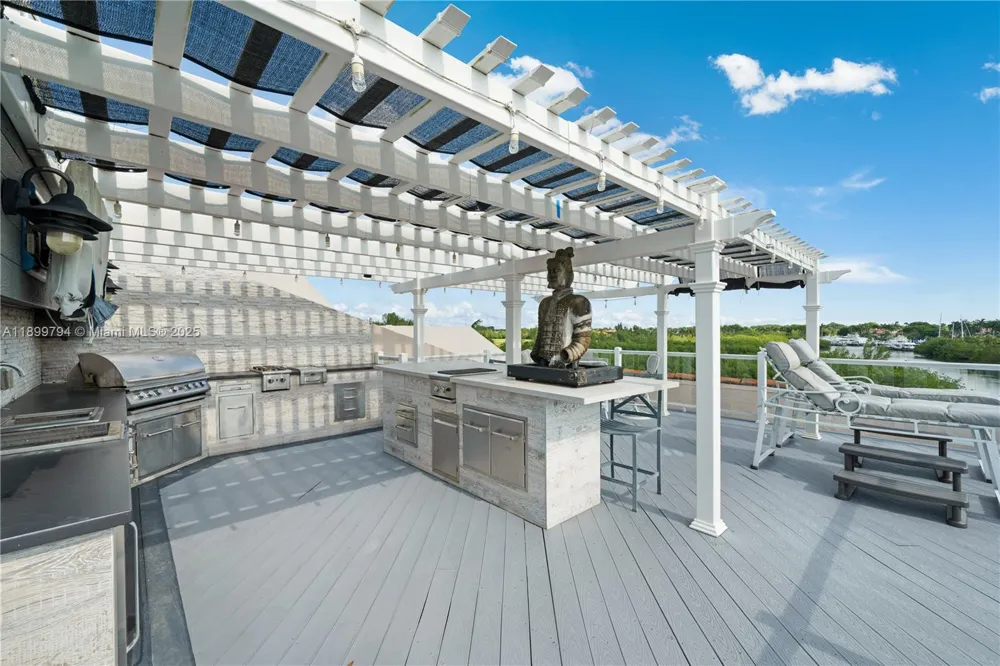 6100 Paradise Point Dr Palmetto Bay, FL 33157