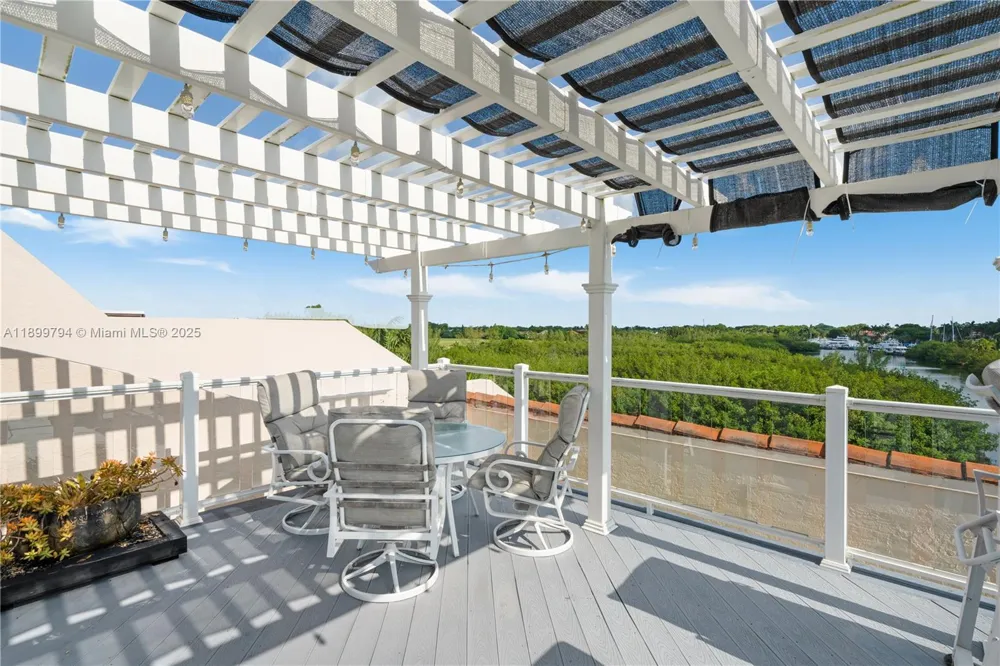 6100 Paradise Point Dr Palmetto Bay, FL 33157