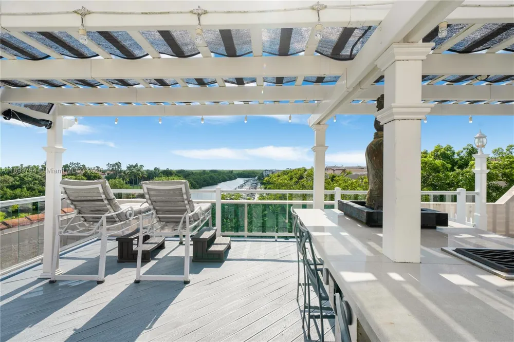 6100 Paradise Point Dr Palmetto Bay, FL 33157
