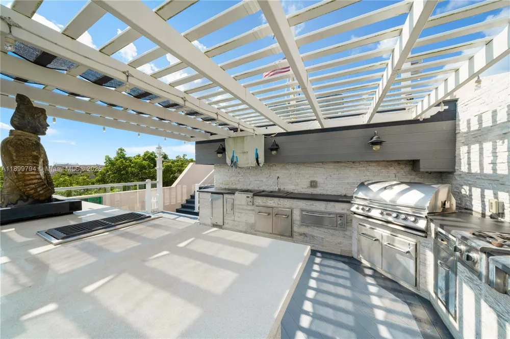 6100 Paradise Point Dr Palmetto Bay, FL 33157