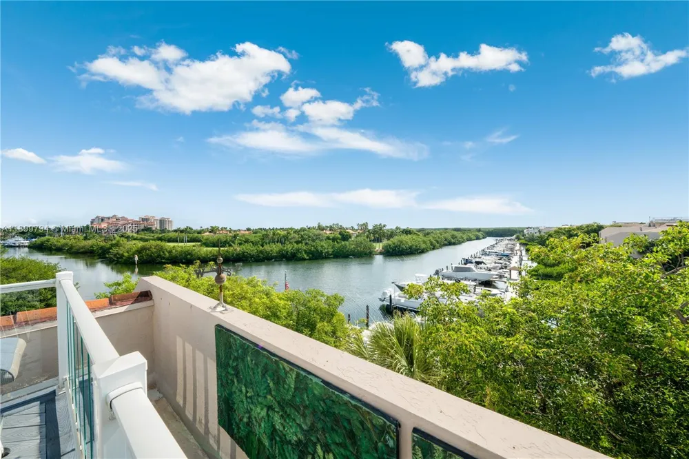 6100 Paradise Point Dr Palmetto Bay, FL 33157
