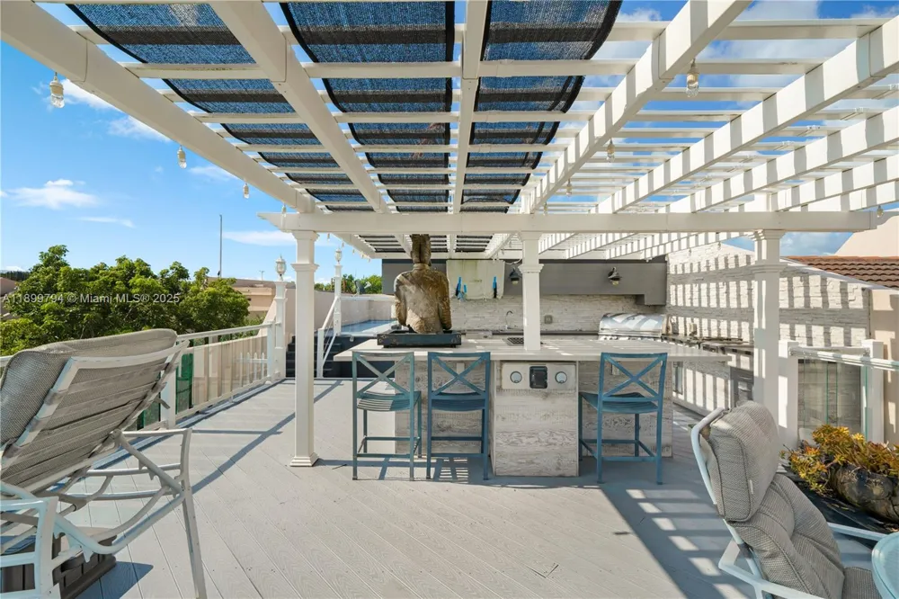 6100 Paradise Point Dr Palmetto Bay, FL 33157