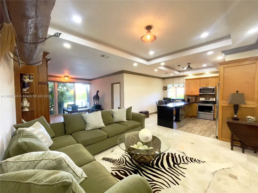 6100 Paradise Point Dr Palmetto Bay, FL 33157