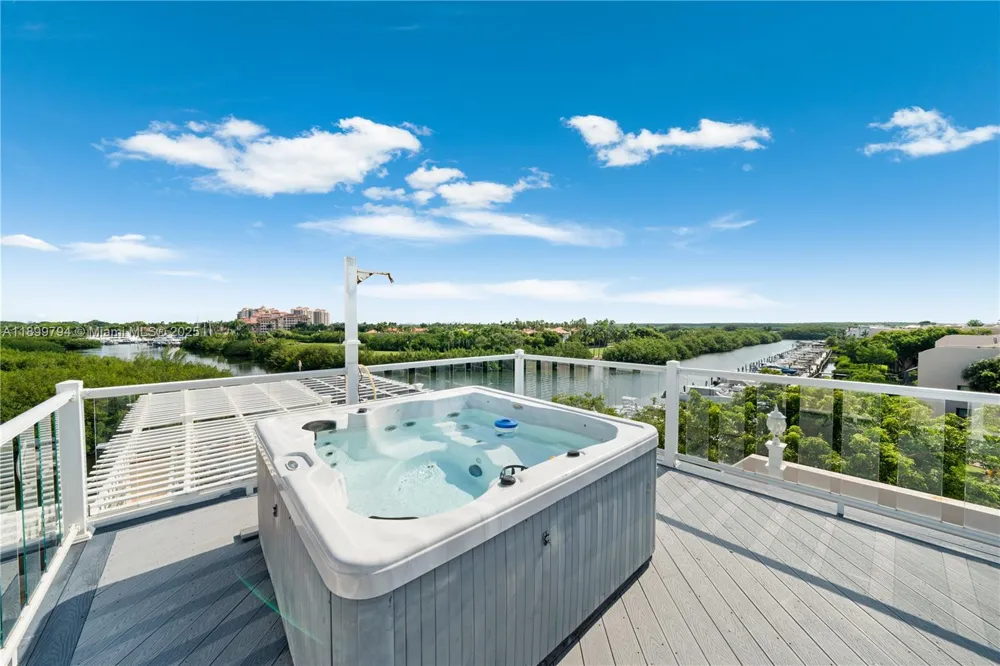 6100 Paradise Point Dr Palmetto Bay, FL 33157
