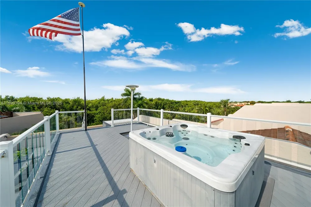 6100 Paradise Point Dr Palmetto Bay, FL 33157