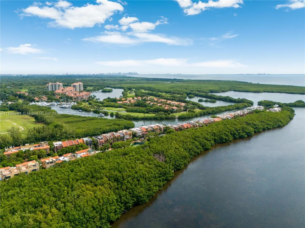 6100 Paradise Point Dr Palmetto Bay, FL 33157