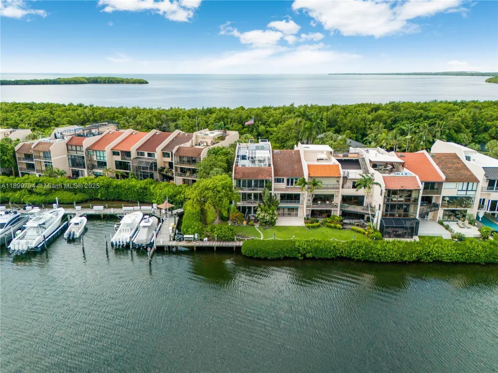 6100 Paradise Point Dr Palmetto Bay, FL 33157