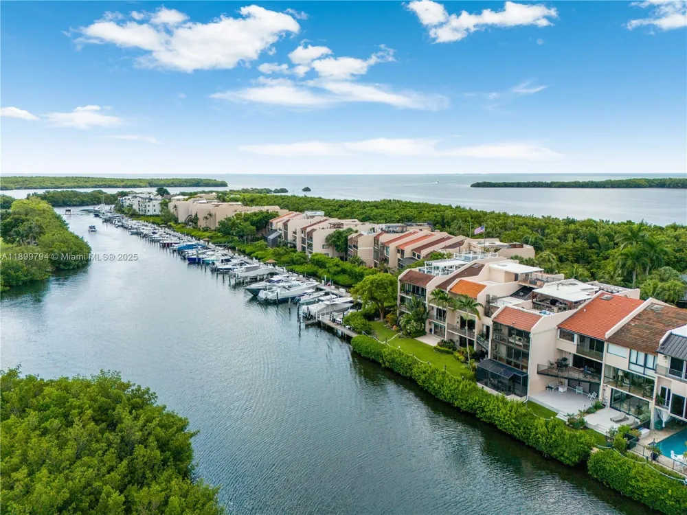 6100 Paradise Point Dr Palmetto Bay, FL 33157