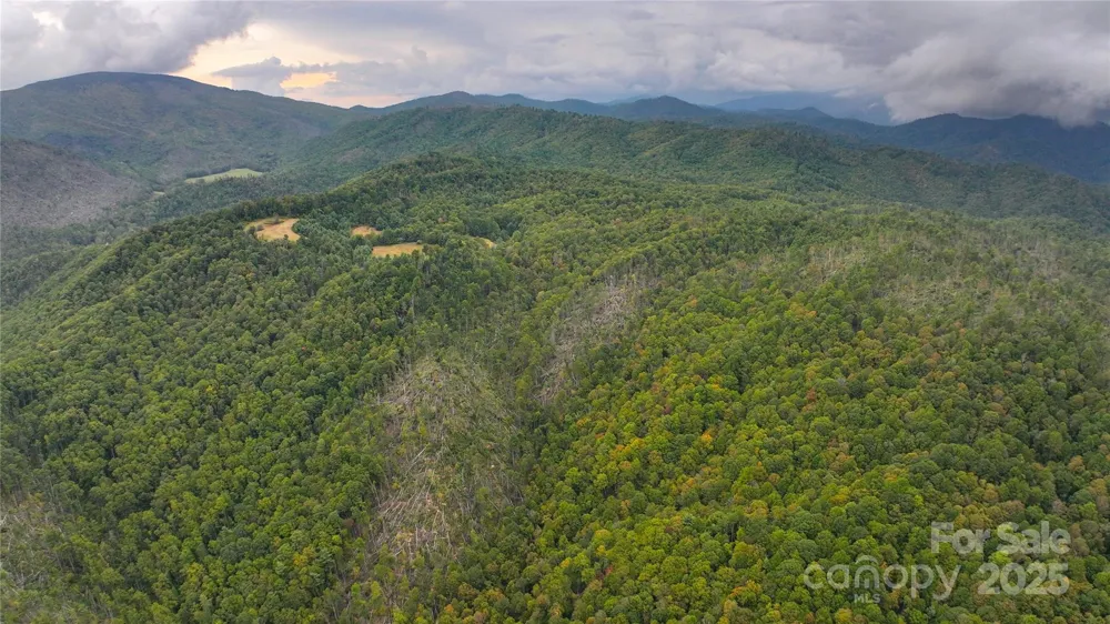 999 Poplar Creek Road Green Mountain, NC 28740