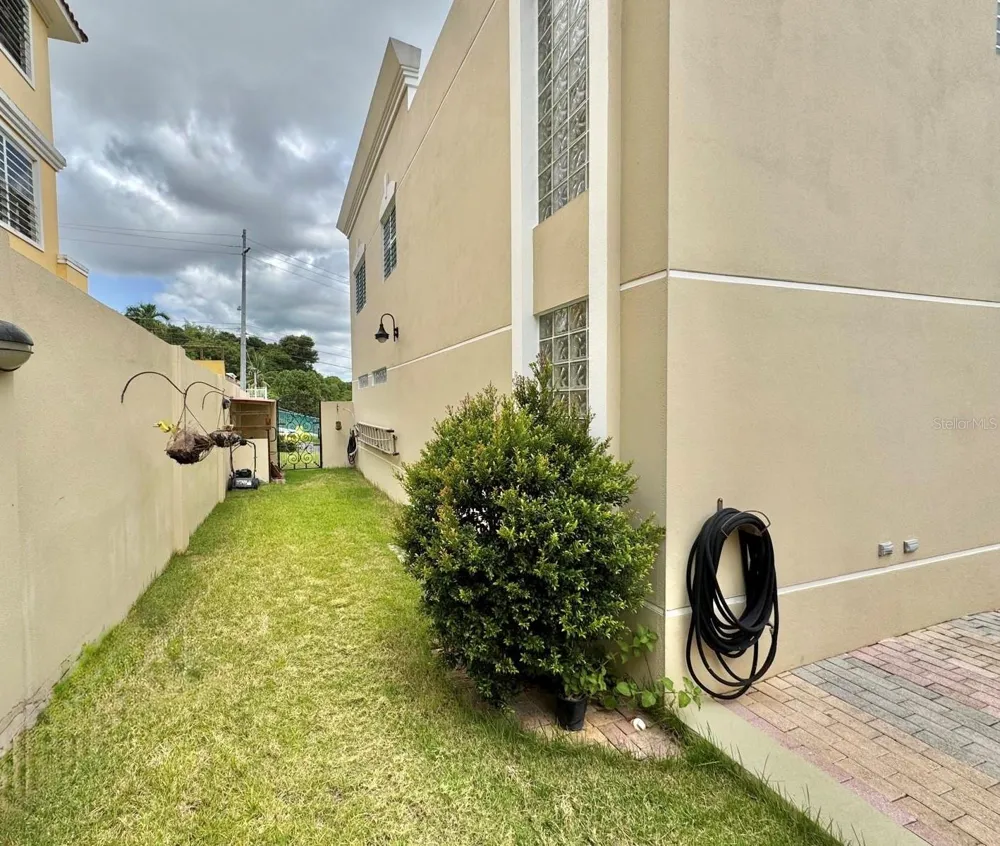 2 B-15 URB. ALTURAS DE MONTE BRISAS Gurabo, PR 00778